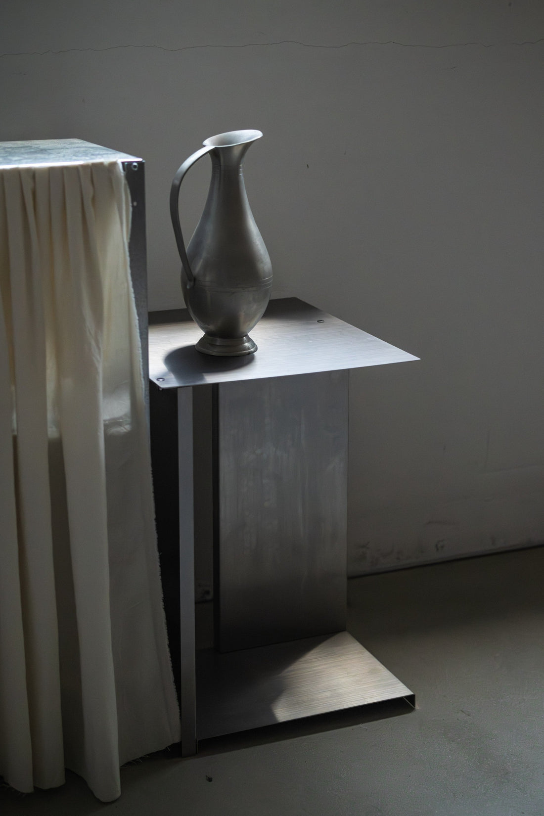 The Beauty of Raw Steel: A Study in Materiality and Contrast - ULUROOM