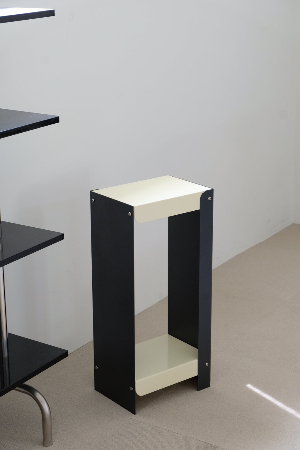 Linea Shelf / Yellow & Black