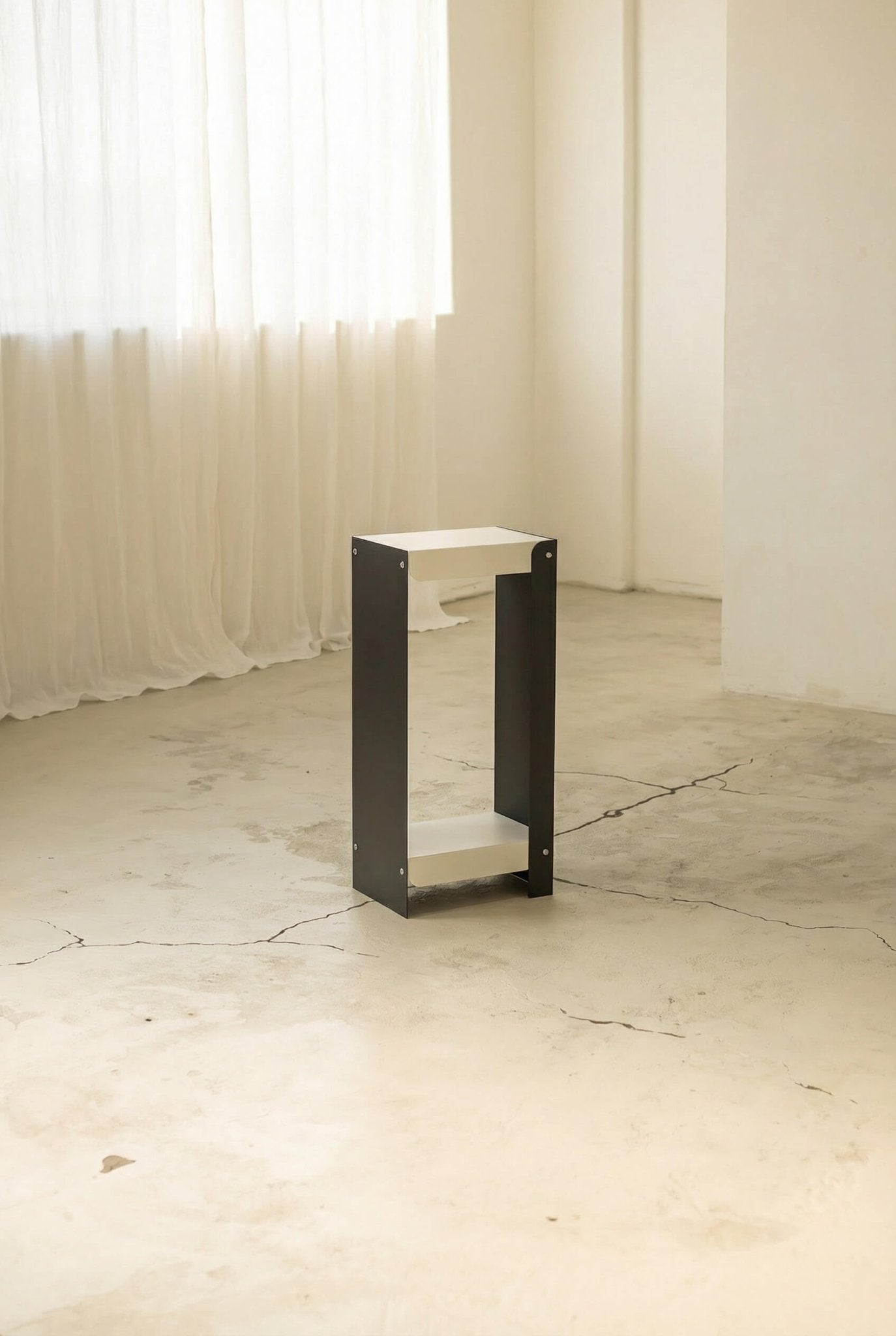 Linea Shelf / White & Black - ULUROOM