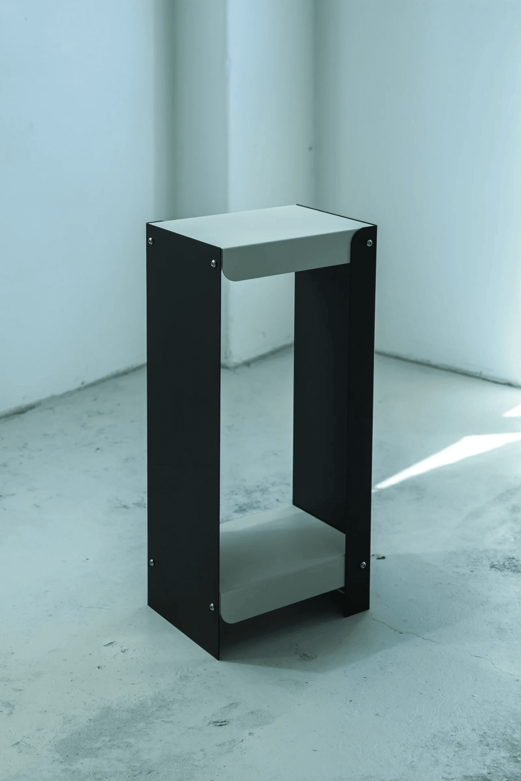 Linea Shelf / White & Black - ULUROOM