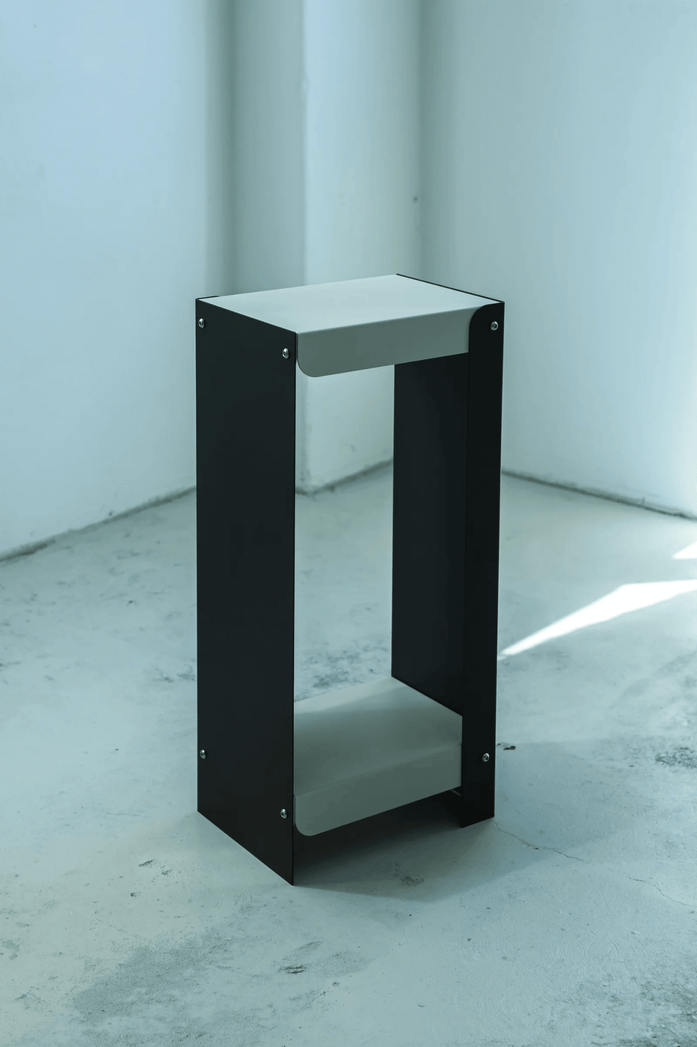 Linea Shelf / White & Black - ULUROOM