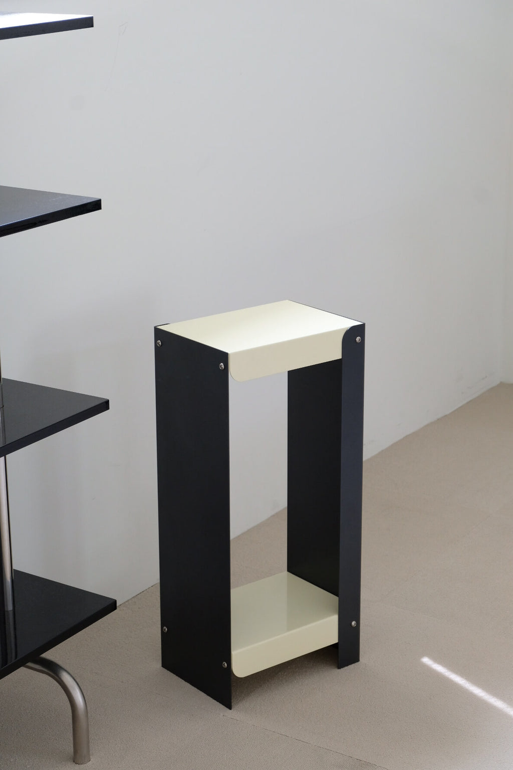 Linea Shelf / Yellow & Black